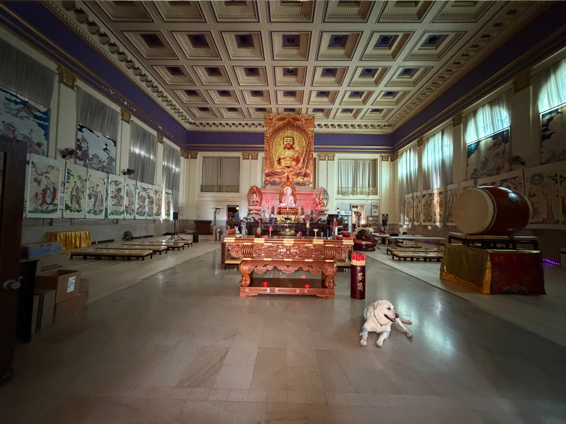 The main hall of 福泉禪寺, with a central altar, large Buddha imagery, a coffered ceiling and a ceremonial drum